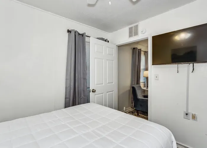 Holiday home Near Downtown House&apt - Woodland Escape
