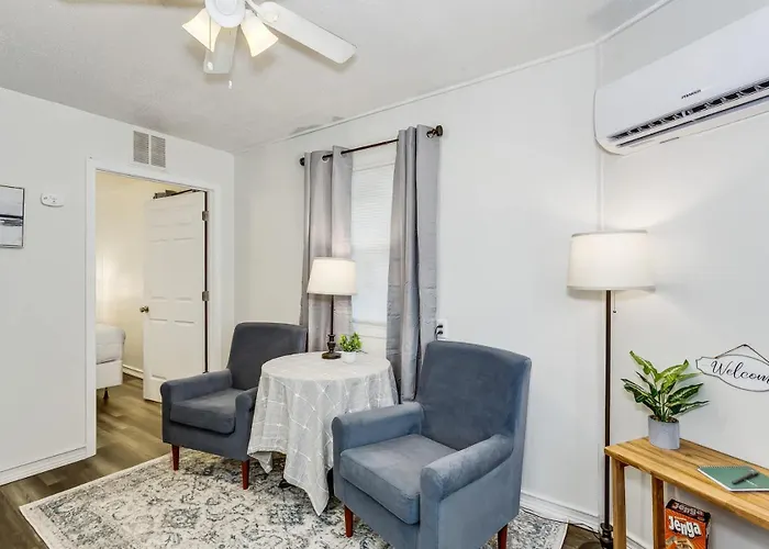 Near Downtown House&apt - Woodland Escape Holiday home *