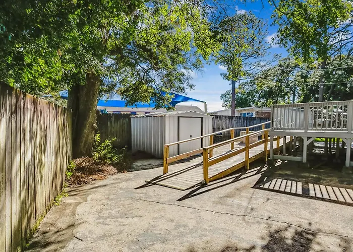 Near Downtown House&apt - Woodland Escape