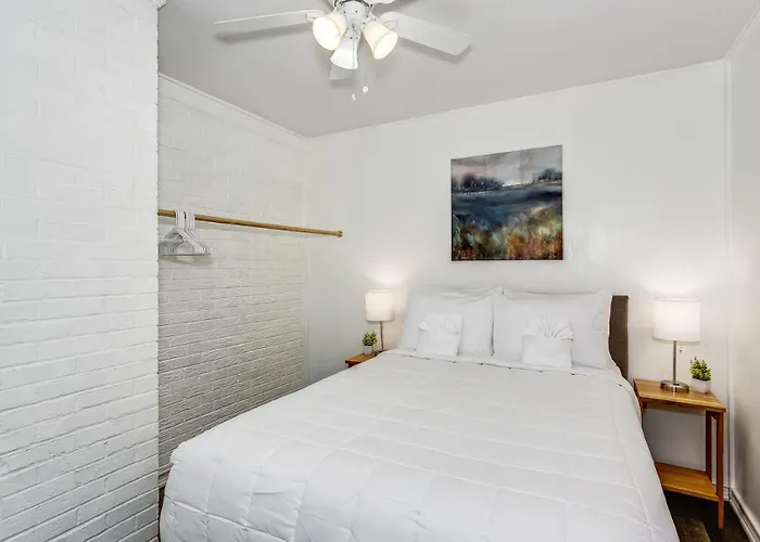 Near Downtown House&apt - Woodland Escape *