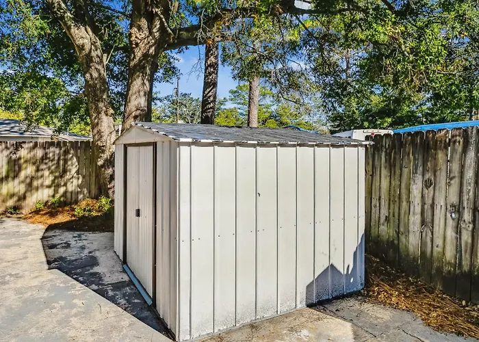 Near Downtown House&apt - Woodland Escape