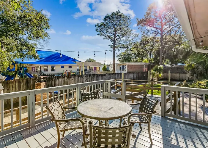Near Downtown House&apt - Woodland Escape