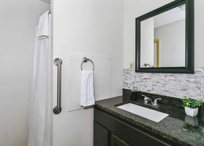Near Downtown House&apt - Woodland Escape *