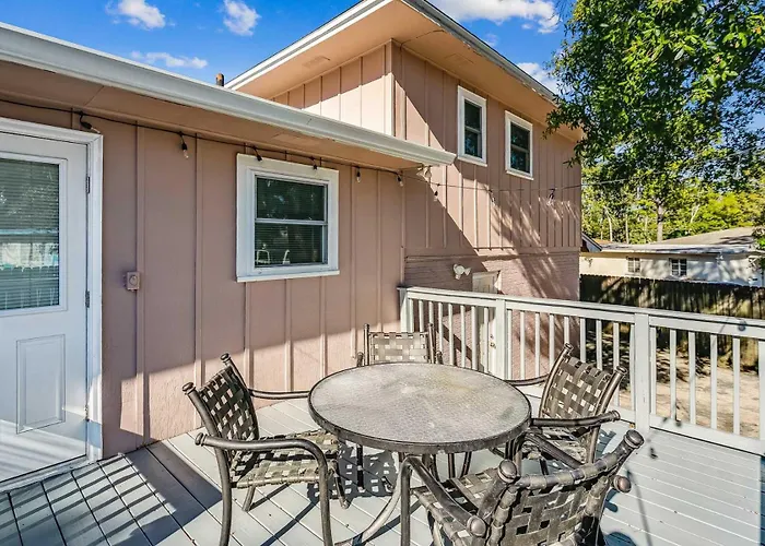 Near Downtown House&apt - Woodland Escape Holiday home *