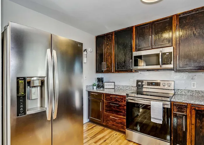 Near Downtown House&apt - Woodland Escape