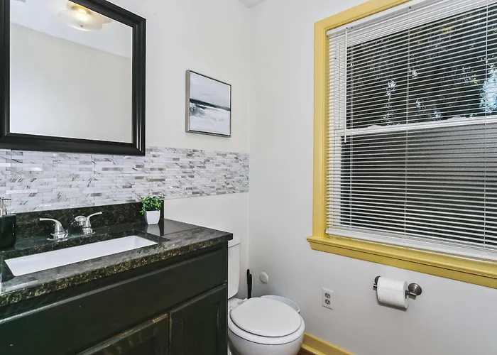 Near Downtown House&apt - Woodland Escape *