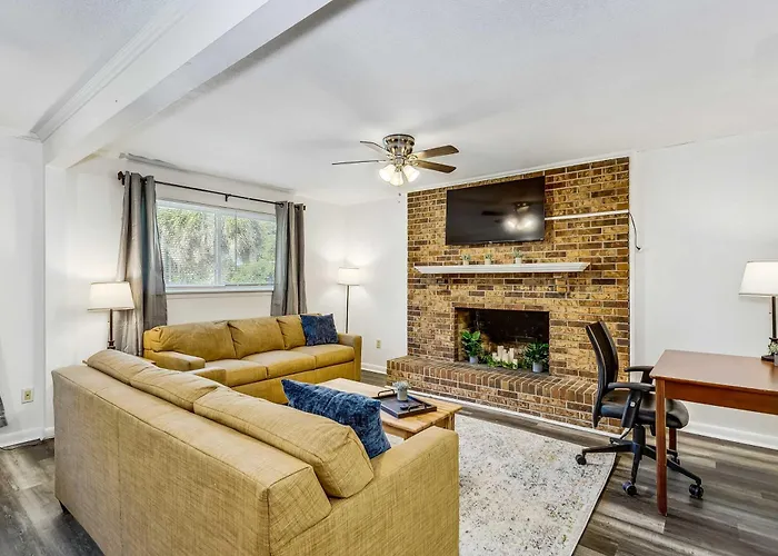 Near Downtown House&apt - Woodland Escape Holiday home